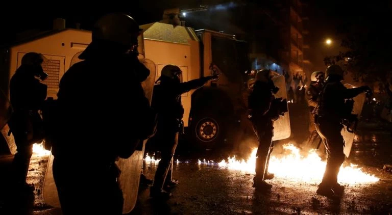 Στις 35 οι προσαγωγές στα Εξάρχεια – Άγριες συμπλοκές